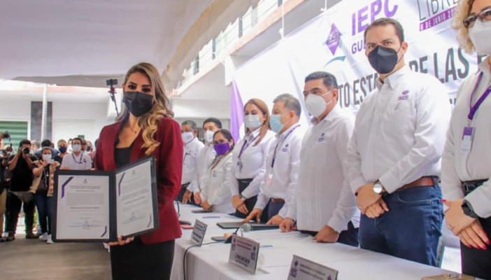 Hija de Salgado Macedonio recibe constancia de ganadora en Guerrero