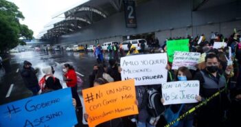 Padres de niños con cáncer bloquean entrada al aeropuerto de la CDMX