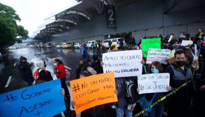 Padres de niños con cáncer bloquean entrada al aeropuerto de la CDMX