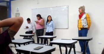 Se vuelve viral estudiante de derecho que se presentó a clases como payaso