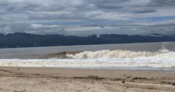 Insisten bañistas en ingresar al mar a pesar del alto oleaje