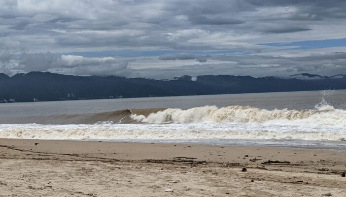 Insisten bañistas en ingresar al mar a pesar del alto oleaje
