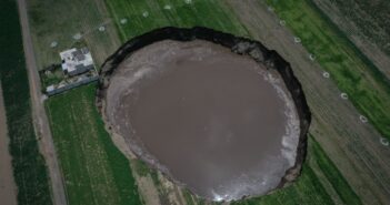 Socavón de Puebla sigue creciendo y ya causa daños en casas