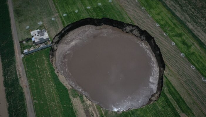 Socavón de Puebla sigue creciendo y ya causa daños en casas