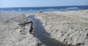 Vive Sayulita, otra vez, entre agua negra y pestilencia