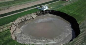 Socavón en Puebla sigue creciendo, derrumba recámara y barda de una casa