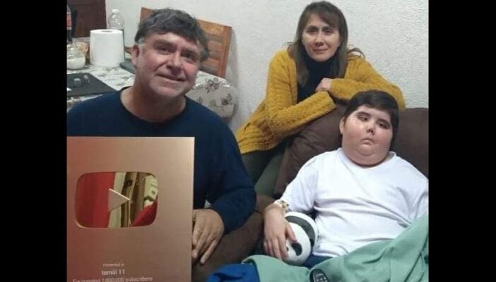 Recibe Tomiii11 su placa de un millón de suscriptores en YouTube