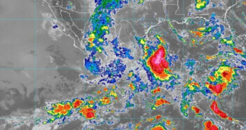 Sigue debilitándose Enrique en su camino hacia Cabo San Lucas