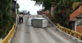 Transportaba piñas y terminó volcado en la 16 de septiembre