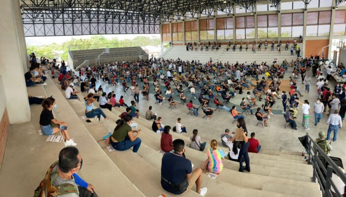 8 mil vacunas se aplicaron en el primer día a mayores de 18