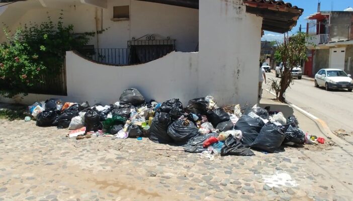 Vecinos de Ixtapa exigen a la autoridad que no se olvide de recoger la basura