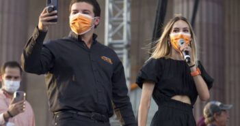 INE pretende multar a Samuel García por el apoyo de su esposa