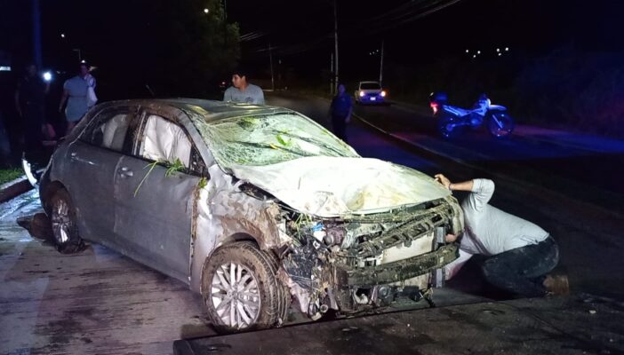 Volcadura de auto en la madrugada de este viernes sobre avenida México