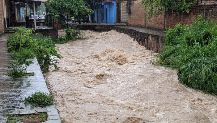 Tormenta matutina deja inundaciones en varios puntos de Vallarta