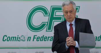 'Quítate el bozal, no se te entiende nada', dice Bartlett a reportero