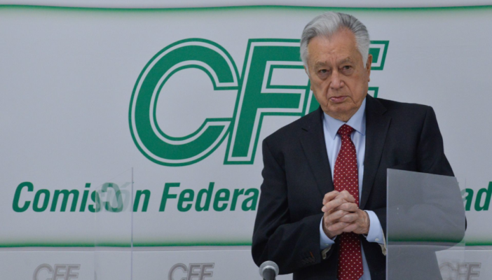 'Quítate el bozal, no se te entiende nada', dice Bartlett a reportero