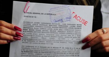 Padres de niños con cáncer denuncian a López-Gatell por genocidio