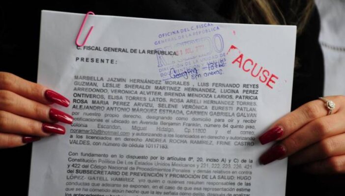 Padres de niños con cáncer denuncian a López-Gatell por genocidio