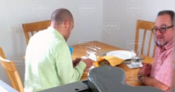 Exhiben a otro hermano de AMLO recibiendo fajos de billetes