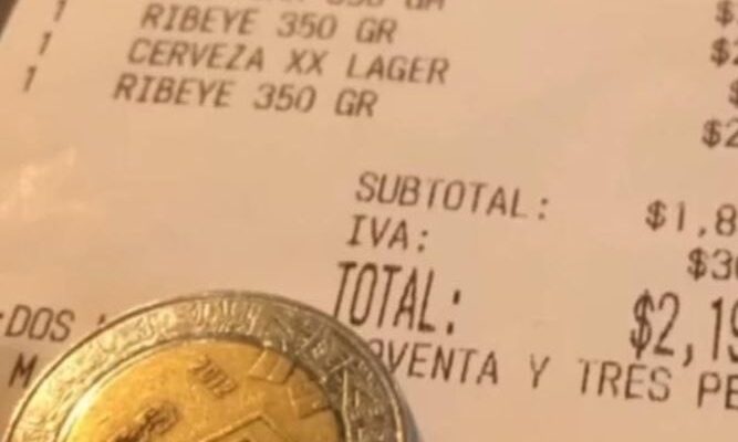 Mesero exhibe en redes propina de siete pesos en un restaurante en Puebla