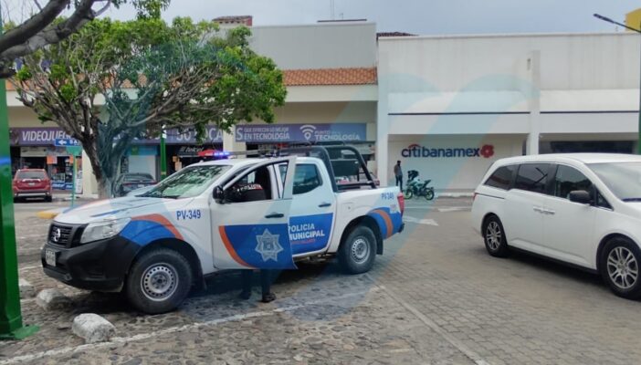Roban 70 mil pesos a un hombre en el estacionamiento de Plaza Caracol