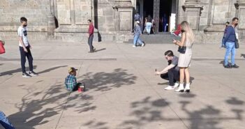 Pareja de 'Whitexicans' causan enojo por fotografiar a niño de escasos recursos