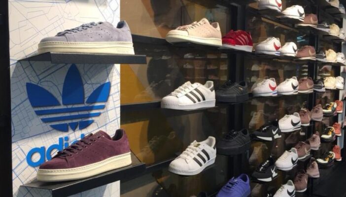 Asaltan tienda de calzado, pero se llevaron puros zapatos izquierdos
