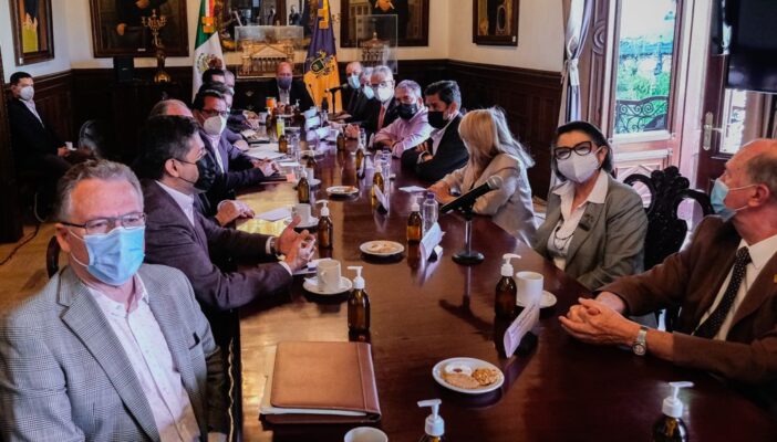 Recibe Enrique Alfaro a comitiva de la UDG para tocar tema del presupuesto