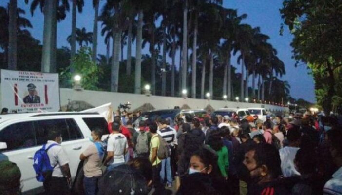 Maestros de Chiapas retienen a AMLO y le impiden llegar a la mañanera