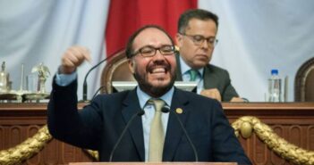 Desaforan al diputado Mauricio Toledo, quien ya se fugó del país