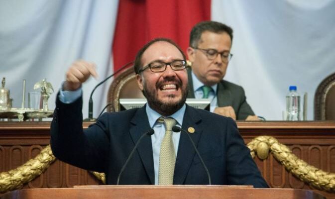 Desaforan al diputado Mauricio Toledo, quien ya se fugó del país