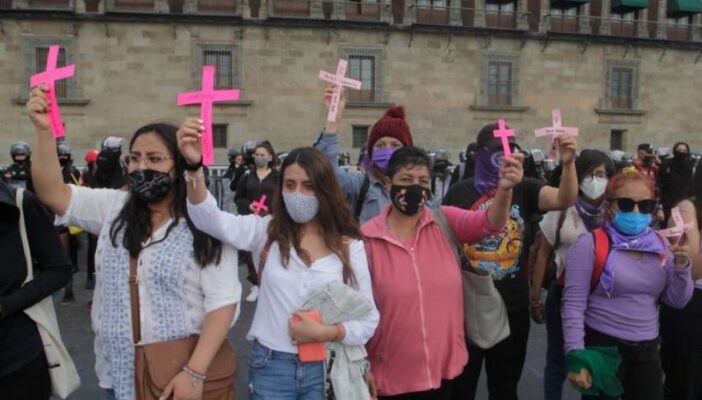 Despide la UNAM a profesor que dijo que los feminicidios 'son un acto de amor'