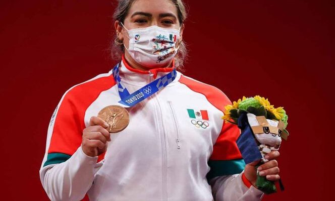 Aremi Fuentes entrega tercer medalla de bronce a México