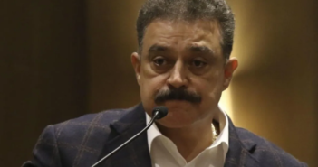 A pesar de estar vetadas, empresas de Carlos Lomelí siguen vendiendo medicamentos al gobierno