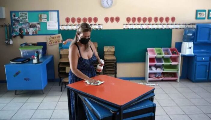 Escuelas con casos de Covid no deben suspender clases, dice la SEJ