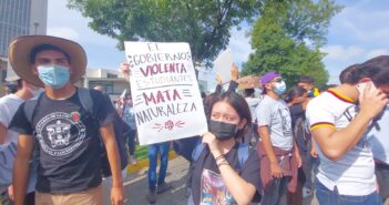 Se manifiestan estudiantes y colectivos en Casa Jalisco