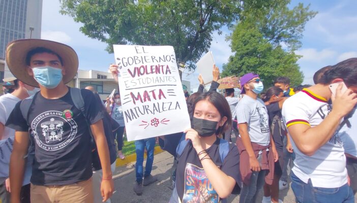 Se manifiestan estudiantes y colectivos en Casa Jalisco