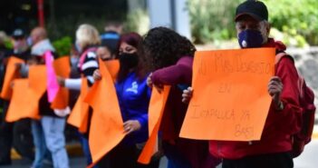 Se vuelven a manifestar padres de niños con cáncer en Palacio Nacional