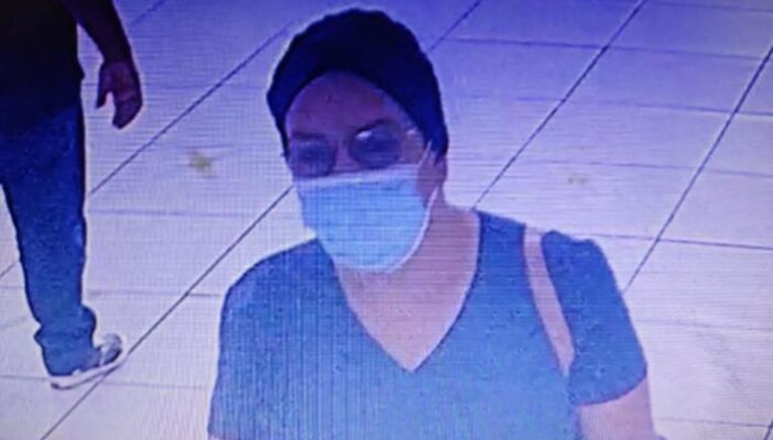 Este jueves el Instituto Mexicano del Seguro Social delegación Jalisco confirmó que evitó el robo de un bebé de las instalaciones del Centro Médico Nacional de Occidente el pasado viernes, sin embargo, de acuerdo con el Fiscal del Estado el hecho no fue reportado a la dependencia. El IMSS Jalisco indicó que esto se logró gracias a la activación de los protocolos de seguridad “para el resguardo de infantes”, luego de identificar a una mujer en el área de cuneros de la Unidad Médica de Alta Especialidad (UMAE) de Gineco Obstetricia, misma que no traía identificación institucional. Al ser cuestionada por trabajadores del nosocomio, dijo la dependencia a través de un comunicado, no logró acreditar sus funciones en el Instituto, por lo que la sacaron del hospital. El fiscal del Estado, Gerardo Octavio Solís, confirmó que podría tratarse de la misma persona que ayer robó a una bebé en el Hospital General de Occidente Zoquipan, según lo relatado hasta ahora por el personal del CMNO, sin embargo, por el hecho no se hizo ningún reporte a la Fiscalía Estatal y tampoco se tiene el reporte ante la Policía de Guadalajara. Añadió que personal de la Fiscalía ya trabaja también en el CMNO para que, al igual que en el Hospital Zoquipan, recopilen los videos e imágenes necesarias para cotejar las características de la persona involucrada en cada caso.