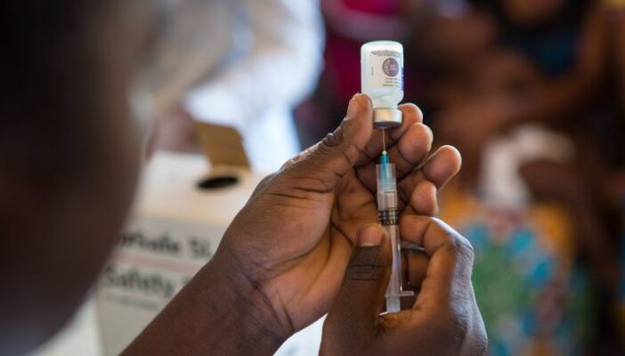 Obtienen amparo y vacunan a niño de 13 años en Baja California