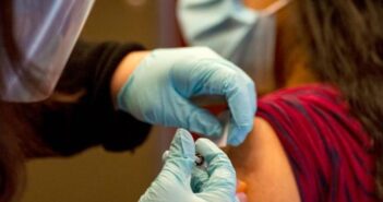 Mujer de 55 años reporta parálisis facial al recibir dosis de diferente fabricante