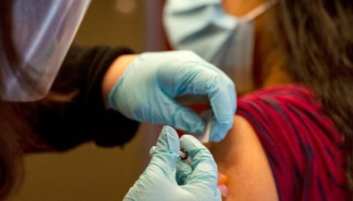 Mujer de 55 años reporta parálisis facial al recibir dosis de diferente fabricante