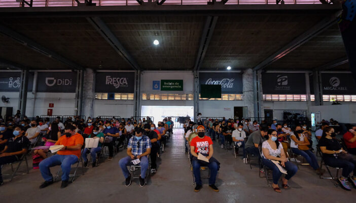 Se retrasa vacunación de refuerzo para docentes en México