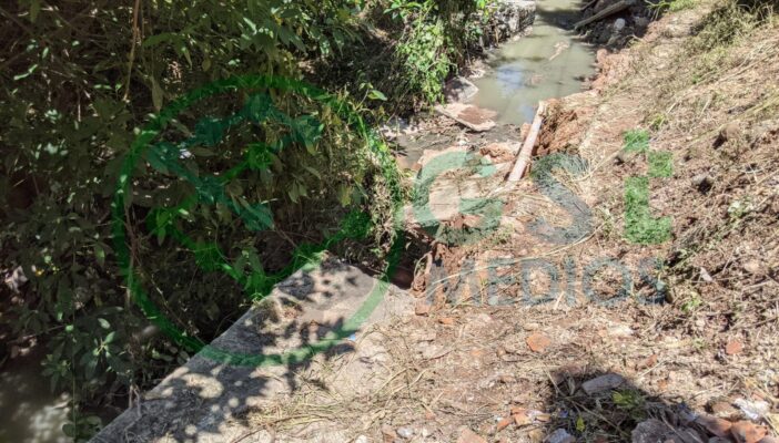 Arroyo de aguas negras tumba banqueta en el Coapinole