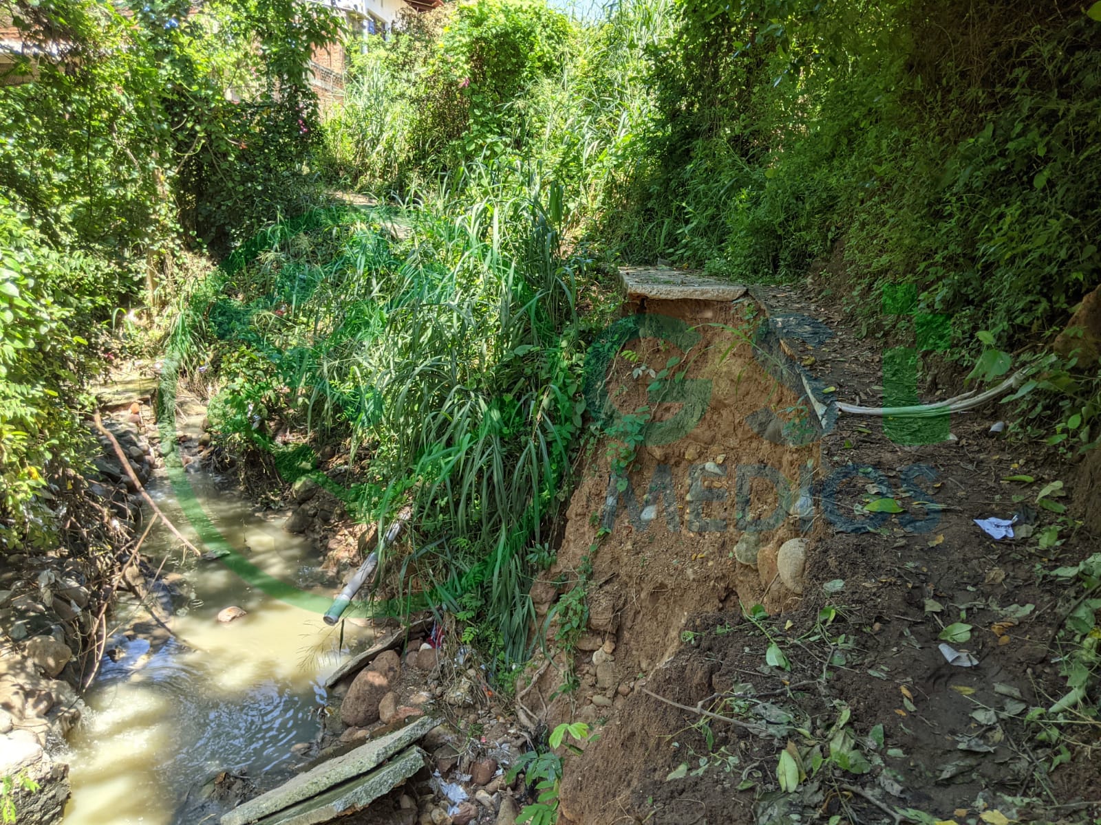 Arroyo de aguas negras tumba banqueta en el Coapinole