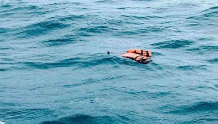 Encuentran a 2 niños venezolanos en altamar, con el cuerpo de su madre