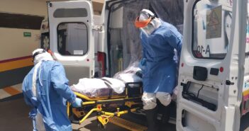 Cesan a paramédicos que bailaron junto al cadáver de una joven