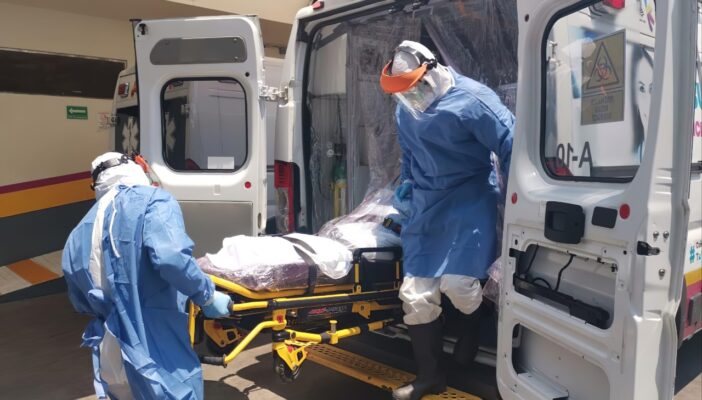 Cesan a paramédicos que bailaron junto al cadáver de una joven