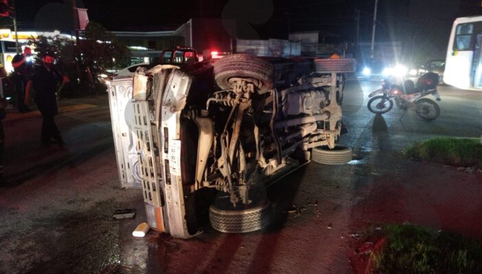 Adulto mayor es protagonista de una volcadura en Av. México