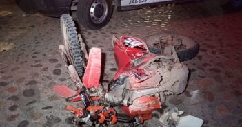 Motociclista impacta vehículo en Fluvial; iba a exceso de velocidad